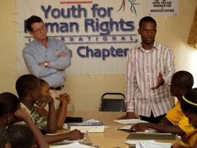Тим Боуэлс и Джей Ярсиа проводят лекцию по правам человека в Либерии.