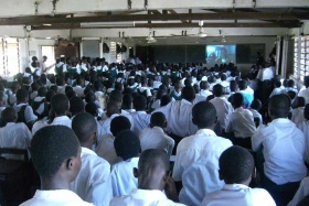 Учащиеся школы в Аккре присутствуют на занятии по правам человека, которое ведёт отделение Ганы Международного фонда «Молодёжь за права человека» с приглашённым лектором, директором по Международному развитию Международного фонда «Молодёжь за права человека».
